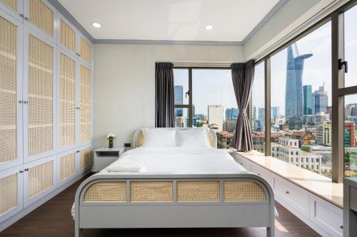 una camera con un letto e una grande finestra di Saigon Royal Apartment with Panorama City View ad Ho Chi Minh