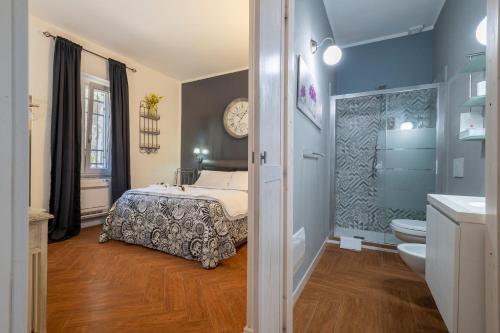 1 dormitorio con 1 cama y baño en Guest House Abbacurrente, en Platamona