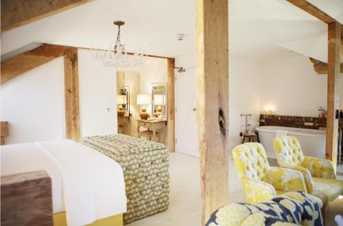 sala de estar con 1 cama y 2 sillas en The Swan Hotel and Spa en Newby Bridge