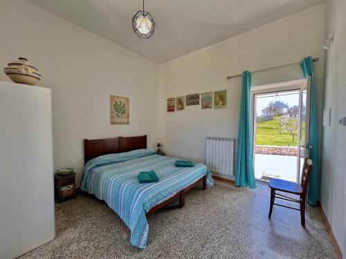Masseria Contursi - Donna Camilla في سانتيرامو إن كولي: غرفة نوم بسرير ونافذة