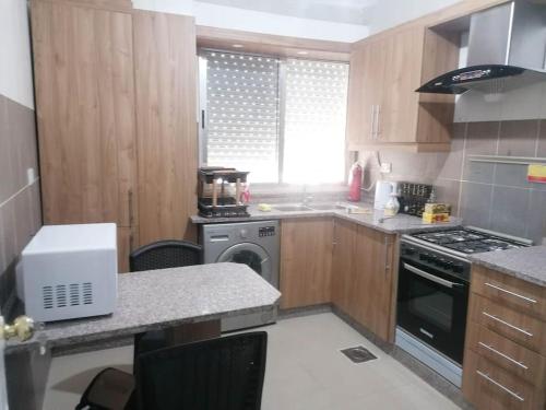 Dapur atau dapur kecil di Furnished apartment in Jubeiha