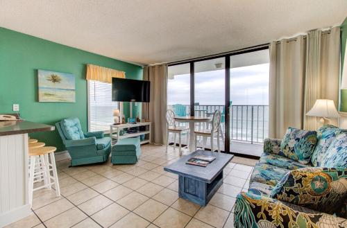 uma sala de estar com um sofá e uma mesa em 0701 The Green Starfish by Atlantic Towers em Carolina Beach