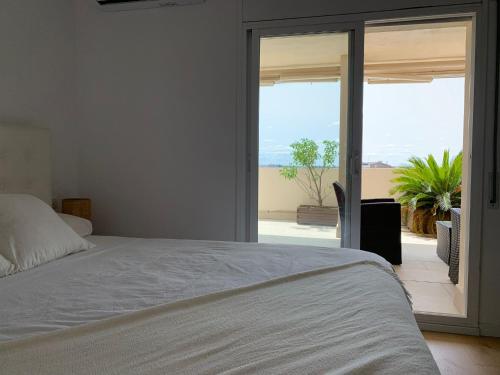 1 dormitorio con cama y vistas al océano en La Pau Apartaments, en Mollerusa