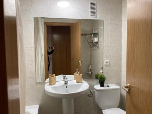 y baño con lavabo, aseo y espejo. en Roxy House - Apartamento a pie de pistas de Espot, en Espot