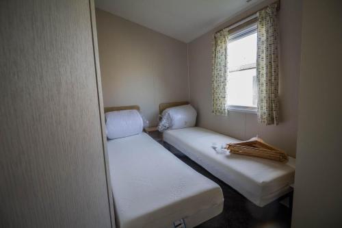 Katil atau katil-katil dalam bilik di 8 Berth Caravan With Decking To Hire At Naze Marine In Essex Ref 17280c