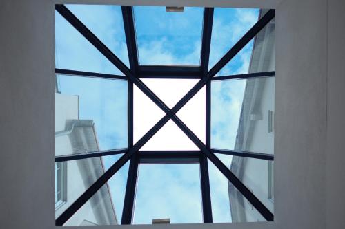 a view of a window in a building at Klassen Apartments! Erleben Sie Aulendorf in dieser modernen Unterkunft in Aulendorf