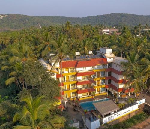 una vista aérea de un hotel con palmeras en Hotel Goa Continental - Baga, en Baga