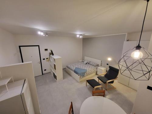 1 dormitorio con cama, sillas y mesa en Rifugio in città, en Módena