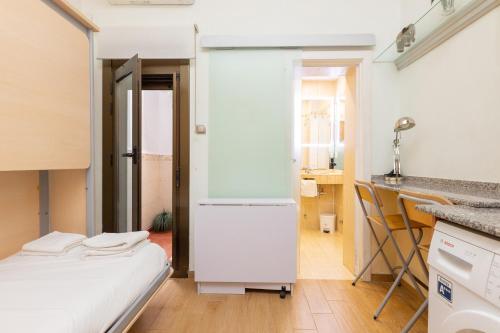 ApartEasy - Central Barcelona Studio Apartment