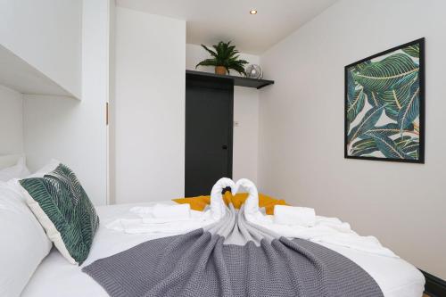 ロンドンにあるJust-renovated flat in the centre of Shoreditch!のベッドルーム1室(白鳥2羽のベッド1台付)