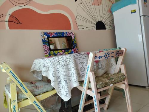 伊塔波阿的住宿－Pernoites no Ateliê La Rosa II，厨房配有桌子和两把椅子,并装有测量磁带