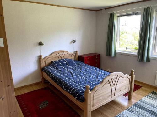Postel nebo postele na pokoji v ubytování Cosy 1-bedroom apartment on Hamnøya.