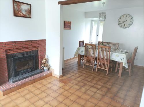 sala de estar con chimenea, mesa y sillas en Holiday Gites in Dordogne are two charming, spacious gites offering privacy and tranquillity for that perfect get away holiday, en Lamothe