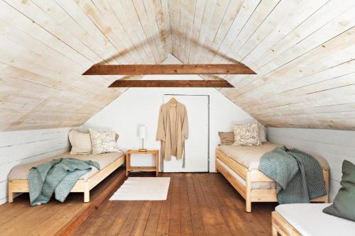 Postel nebo postele na pokoji v ubytování Seaside holiday home in Sandskogen