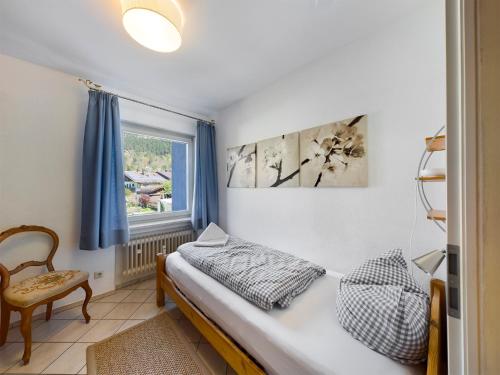 加爾米施－帕騰基興的住宿－FeWo Wankblick，一间卧室设有一张床和一个窗口