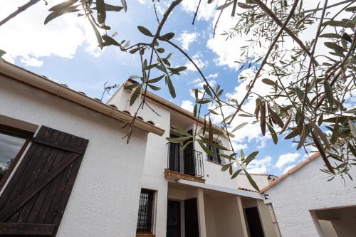 Casa blanca con ventana y puerta en Maison familiale 2ème ligne - places de parking en Mauguio