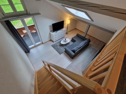 einen Blick über das Wohnzimmer mit einem Dachfenster in der Unterkunft Saaner Valley Home in Boltigen