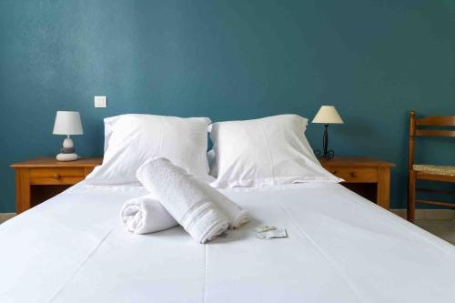 - un grand lit blanc avec 2 serviettes dans l'établissement Appartement Avignon Garage-Spacieuse Terrasse, à Avignon