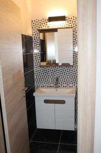 La salle de bains est pourvue d'un lavabo et d'un miroir. dans l'établissement Mavriya, à Geyikli