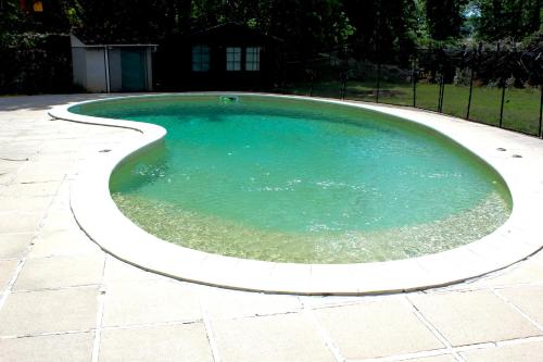 une petite piscine avec une courbe dans l'établissement Appartement privé à la campagne, à Figanières