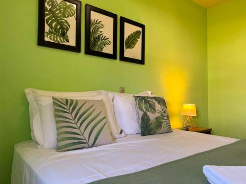 ポメロデにあるCasa ampla há 8 minutos do centroの緑のベッドルーム(白い枕のベッド付)