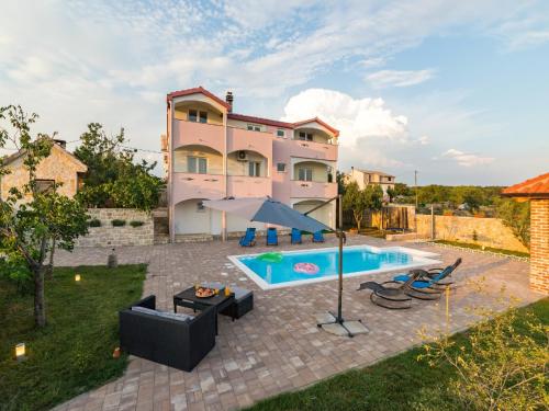 Bazén v ubytování Guest House Mistral nebo v jeho okolí