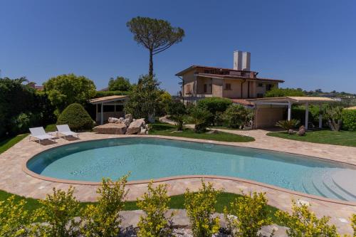 einen Pool in einem Hof mit einem Haus in der Unterkunft Resort Ravenna in Massa Lubrense
