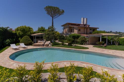 a swimming pool in a yard with a house at Resort Ravenna in Massa Lubrense