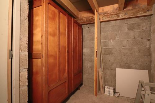 ラ・ブルブールにあるLe Gentiane - Villa Chanteriveの木製のドアとレンガの壁が特徴の客室です。