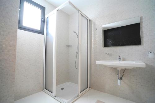 uma casa de banho com um chuveiro e um lavatório. em TigMAÏA Guest House In Agadir for Traditional Art and Culture em Agadir