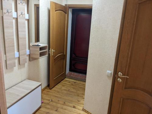 una puerta abierta a una habitación con suelo de madera en Квартира Добровольского, 105 en Odesa