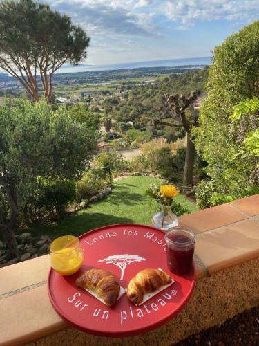 une assiette rouge avec deux croissants sur une table dans l'établissement Villa Astree Coté Mer, à La Londe-les-Maures