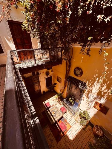 eine Aussicht über einen Balkon eines Hauses mit einem Baum in der Unterkunft riad msholidays - privatisé jusqu'à 6 personnes - bassin in Marrakesch