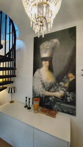 una pintura de una mujer con un sombrero de chef en la pared en Eugenia Levia, en Cividale del Friuli