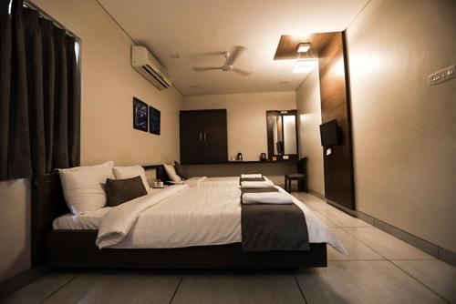 En eller flere senge i et værelse på Sree Sakthi Residency