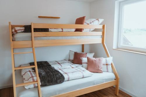 two bunk beds in a room with a window at Kleine Auszeit in Ellzee