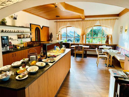 インスブルックにあるHotel Sonnenhof - bed & breakfast & appartementsのキッチン(食器入りカウンター付)