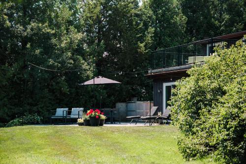 Κήπος έξω από το Demilune Lodge - Serene cabin with hot tub