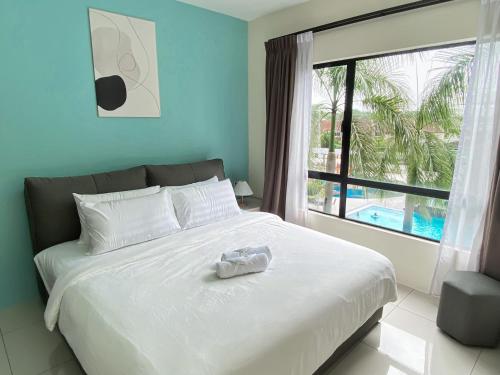 1 dormitorio con 1 cama blanca grande y ventana grande en Comfy PoolView@Ipoh Waterpark Netflix(Wifi), en Ipoh