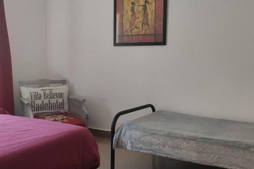 a bedroom with a bed and a picture on the wall at Appartement 3 pièces avec terrasse au soleil in Le Thoronet