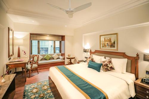 Un pat sau paturi într-o cameră la Regenta Central Lucknow by Royal Orchid Hotels Limited