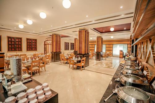 Regenta Central Lucknow by Royal Orchid Hotels Limitedにあるレストランまたは飲食店