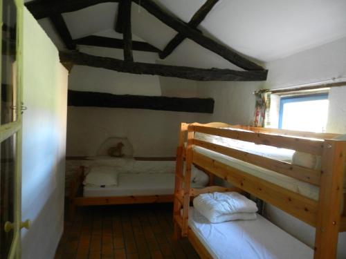 Ένα ή περισσότερα κρεβάτια σε δωμάτιο στο Gîte de Combelcau, le Fournil