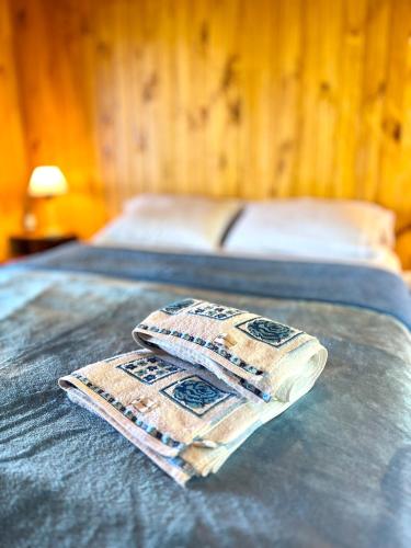 Postel nebo postele na pokoji v ubytování Blusky Lodge