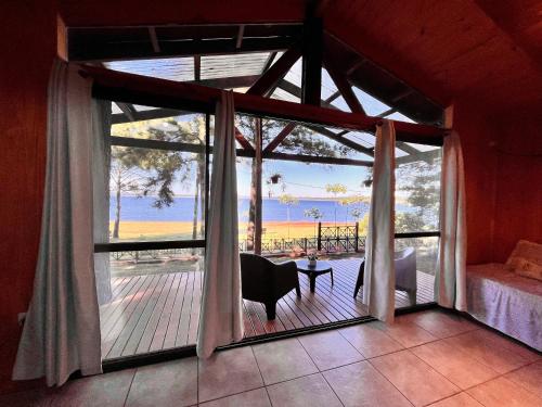 een kamer met een groot raam met uitzicht op de oceaan bij Blusky Lodge in Puerto Iguazú
