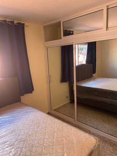 La Cana的住宿－La casita，一间带镜子和床的卧室
