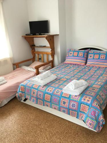 sypialnia z łóżkiem z dwoma ręcznikami w obiekcie Seaby Apartment w mieście Órmos