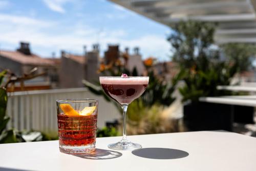 a drink and a glass on a table at OKKO Hotels Toulon Centre in Toulon