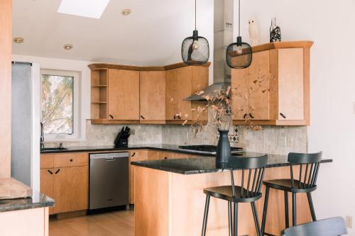 Η κουζίνα ή μικρή κουζίνα στο The Wolfe Lake House - Great Wifi by Westport