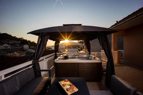 einen Whirlpool auf dem Balkon eines Hauses in der Unterkunft Beautiful Holiday Home "Villa Relax Oasis" in Trogir